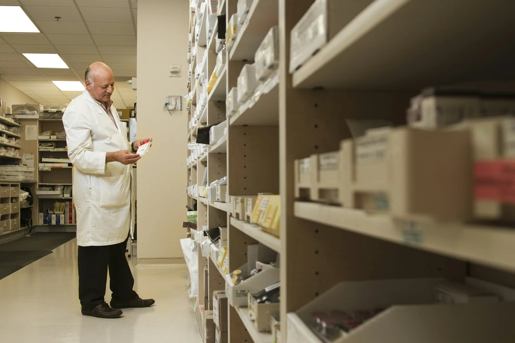 Pharmaceutical laboratory supporting cold chain and pharma monitoring context